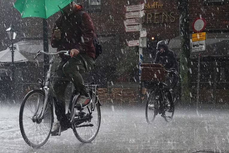 ηλεκτρικό ποδήλατο στη βροχή